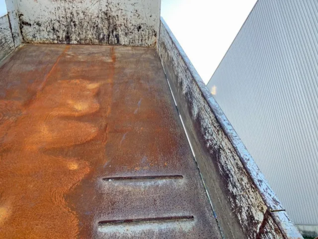 運転席側アオリ下部にスキマがあります。|いすゞ エルフ TPG-NKR85AN(2WD)の写真12