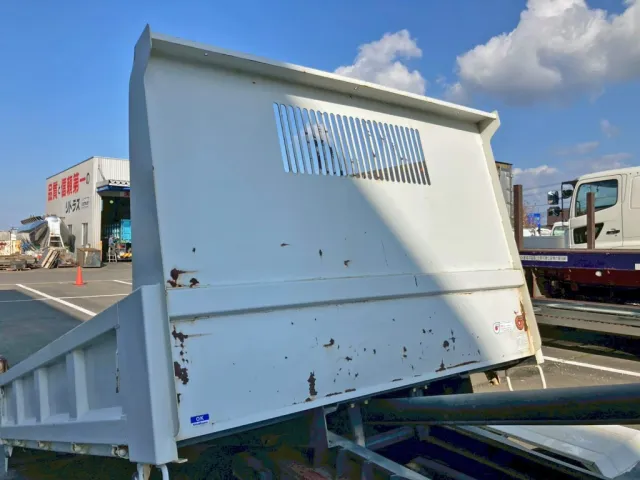 前壁の所々にサビがあります。|いすゞ エルフ TPG-NKR85AN(2WD)の写真16