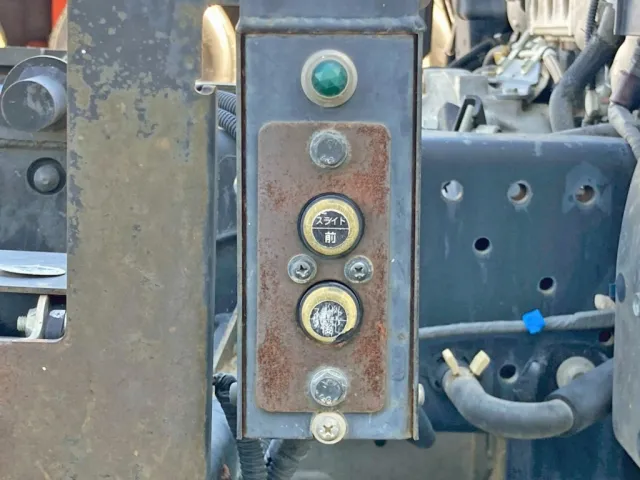 ボディースライドの操作スイッチです。|いすゞ エルフ TPG-NKR85AN(2WD)の写真28
