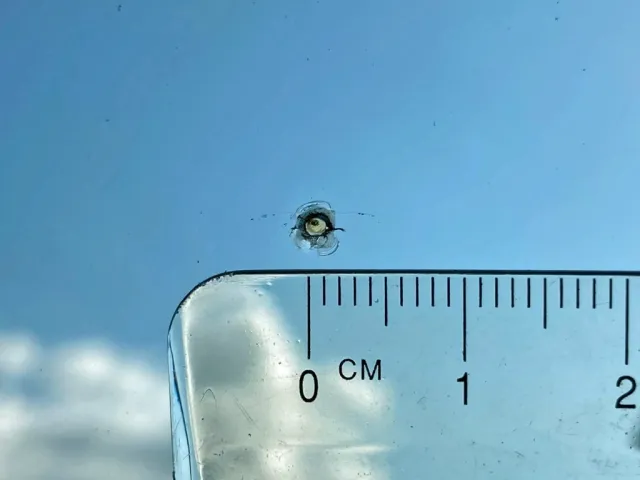 フロントガラスの中央上部に飛び石跡があります。|いすゞ エルフ TPG-NKR85AN(2WD)の写真29