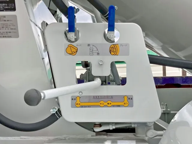 上物の操作レバーです。(運転席側)|三菱 ファイター 2KG-FK72F(2WD)の写真15