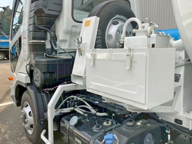 助手席側に工具箱が付いています。|三菱 ファイター 2KG-FK72F(2WD)の写真19