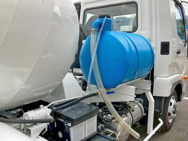 運転席側に水タンクが付いています。|三菱 ファイター 2KG-FK72F(2WD)の写真20