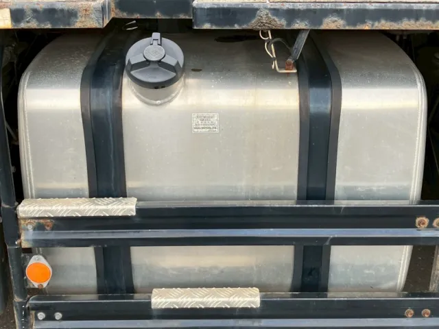 燃料タンクは370Lです。|いすゞ ギガ 2PG-EXZ52CKの写真13