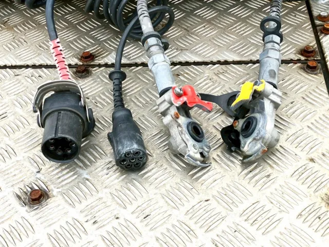 接続コネクターです。|いすゞ ギガ 2PG-EXZ52CKの写真14