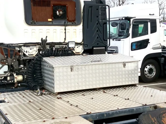 踊り場運転席側に工具箱が付いています。|いすゞ ギガ 2PG-EXZ52CKの写真17