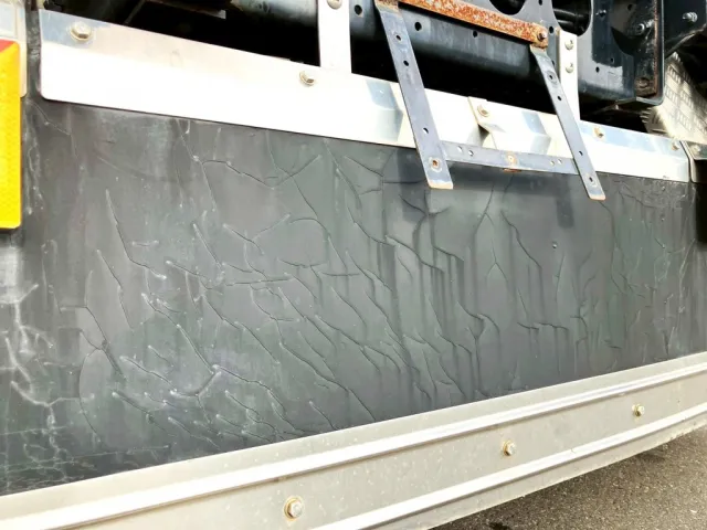 泥除けゴム部分にひび割れがあります。|いすゞ ギガ 2PG-EXZ52CKの写真22