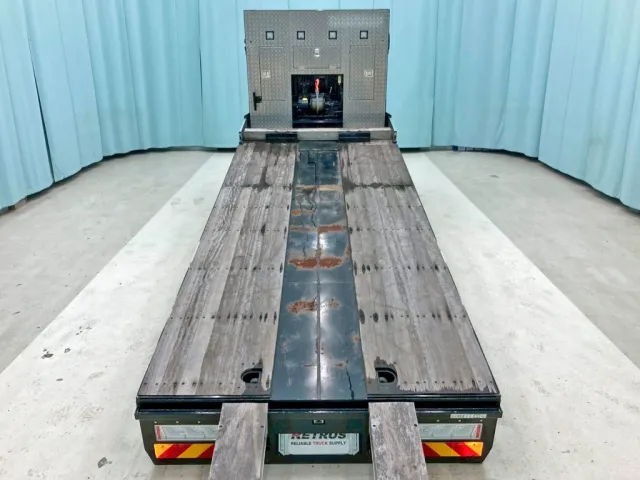 床は左右板張りです。|三菱 ファイター 2DG-FQ62Fの写真9