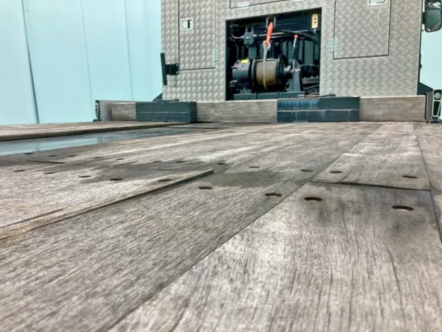 運転席側前方の床板に反りがあります。|三菱 ファイター 2DG-FQ62Fの写真11