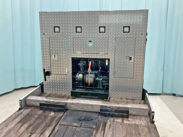 ウインチ付きです。(プロテクターに縞板アルミが張られています)|三菱 ファイター 2DG-FQ62Fの写真12