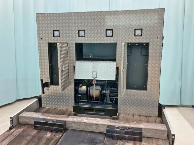 プロテクターにレバーブロック掛け付きの物入れが付いています。|三菱 ファイター 2DG-FQ62Fの写真13