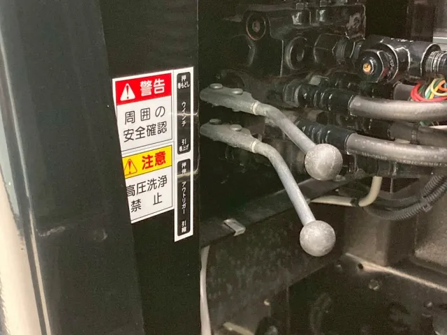 ウインチ 及び アウトリガーの操作レバーです。|三菱 ファイター 2DG-FQ62Fの写真17