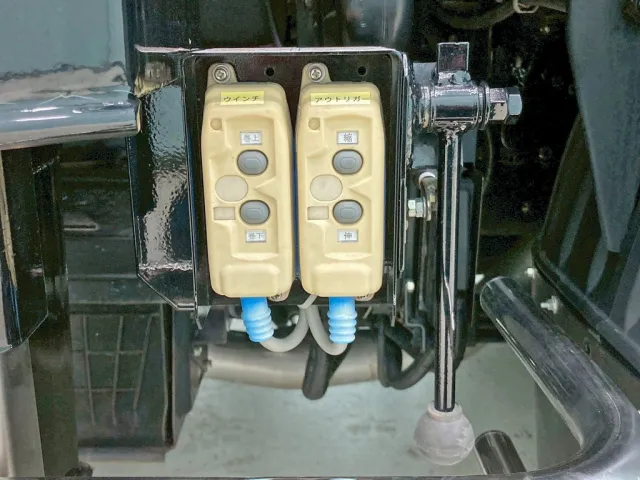 ウインチ 及び アウトリガーの操作スイッチです。|三菱 ファイター 2DG-FQ62Fの写真18