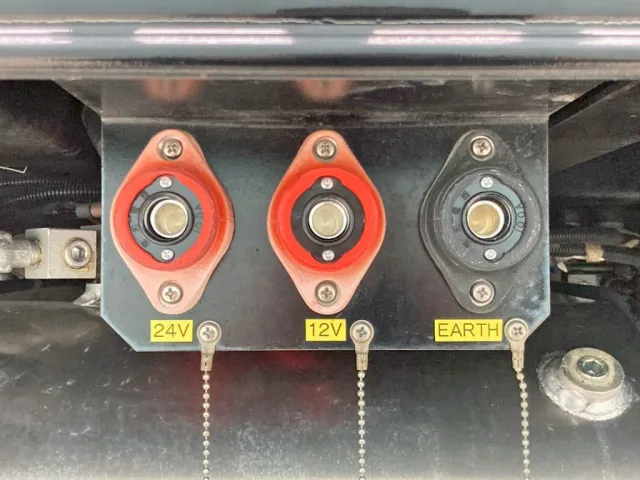 バッテリー上がり車両のエンジン始動用のコネクターです。|三菱 ファイター 2DG-FQ62Fの写真20