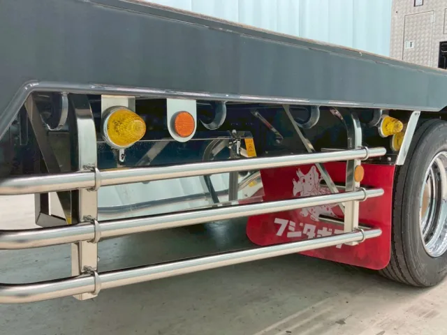 ボディー運転席側後方にステンレス製の工具箱が付いています。|三菱 ファイター 2DG-FQ62Fの写真21