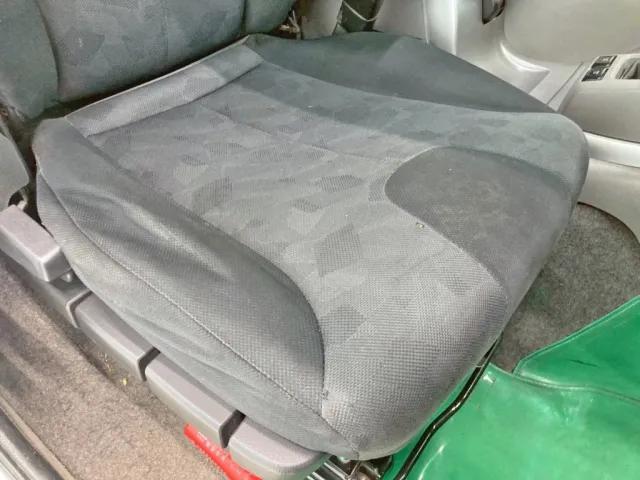 運転席座面にヘタリがあります。|UDトラックス クオン QPG-CD5ZAの写真8