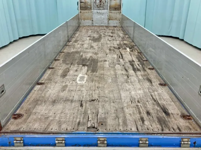 床板の後方中央部に割れ箇所があります。|UDトラックス クオン QPG-CD5ZAの写真10