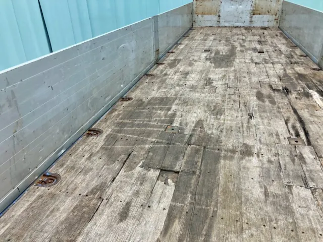 床板の後方助手席側に割れ箇所があります。|UDトラックス クオン QPG-CD5ZAの写真11