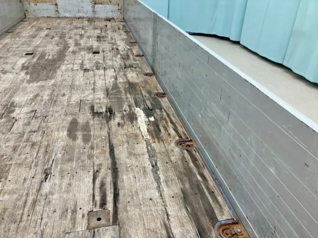 床板中央運転席側に割れ箇所があります。|UDトラックス クオン QPG-CD5ZAの写真12