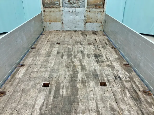 床板前方にスタンション穴が2対付いています。|UDトラックス クオン QPG-CD5ZAの写真13