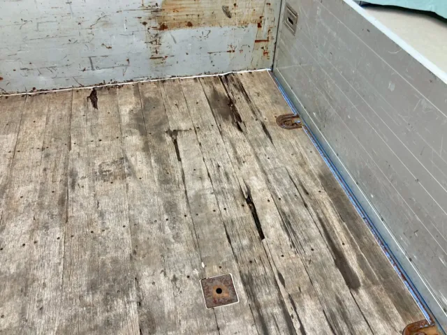 床板前方運転席側に割れ箇所があります。|UDトラックス クオン QPG-CD5ZAの写真14