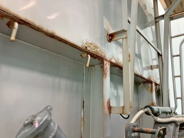 前壁下部の骨組みにサビがあります。(運転席側)|UDトラックス クオン QPG-CD5ZAの写真18