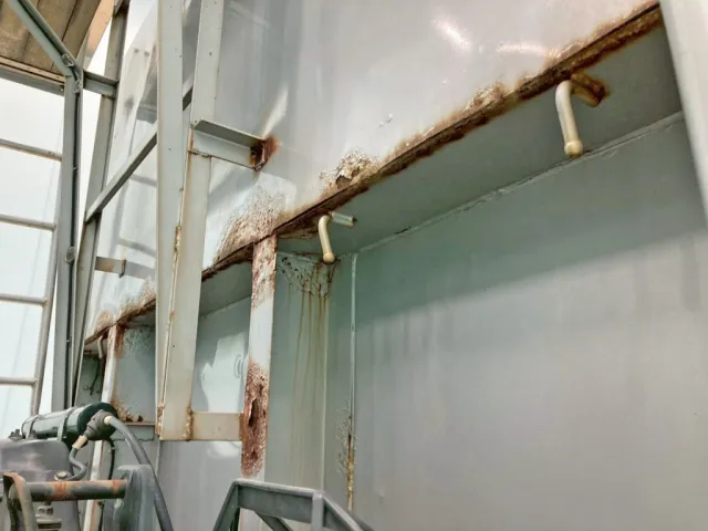 前壁下部の骨組みにサビがあります。(助手席側)|UDトラックス クオン QPG-CD5ZAの写真19