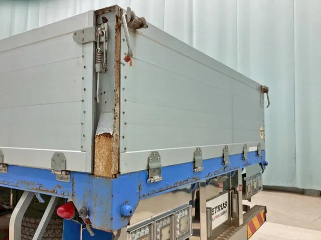 助手席側リヤ柱 及び リヤレールにサビがあります。|UDトラックス クオン QPG-CD5ZAの写真21