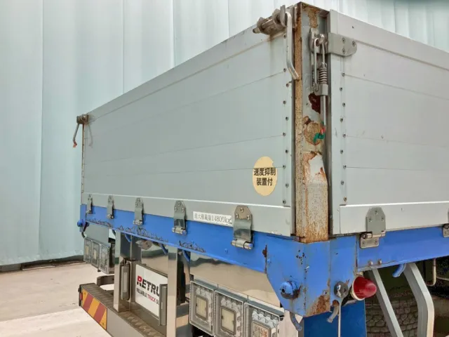 運転席側リヤ柱 及び リヤレールにサビがあります。|UDトラックス クオン QPG-CD5ZAの写真22