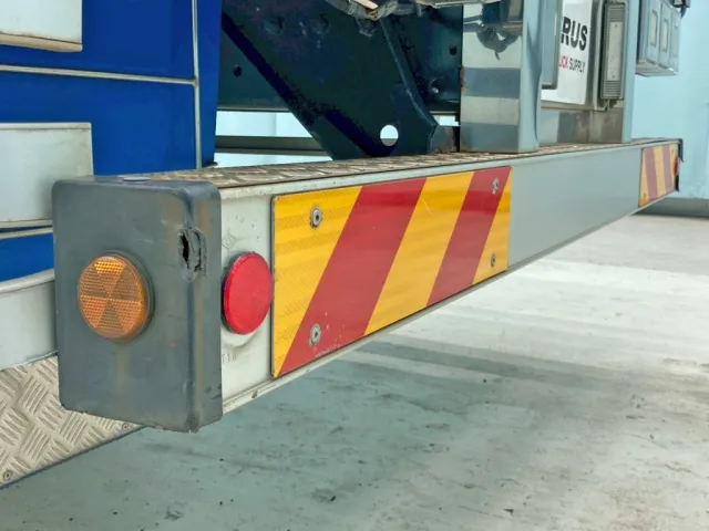 リヤバンパー助手席側カバーに割れがあります。|UDトラックス クオン QPG-CD5ZAの写真23