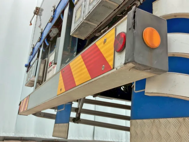 リヤバンパー運転席側カバーに割れがあります。|UDトラックス クオン QPG-CD5ZAの写真24