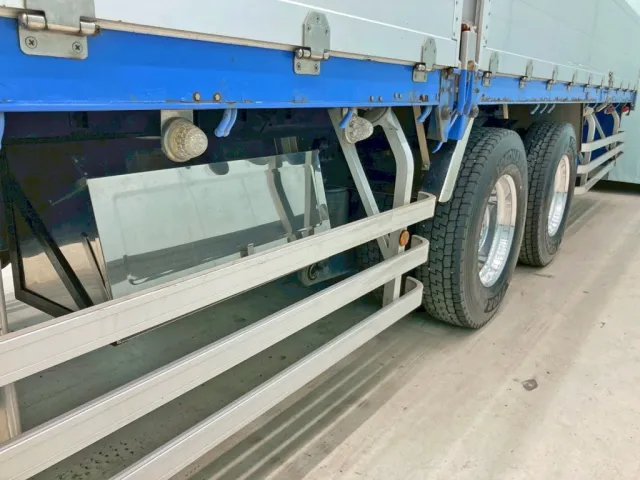 ボディー助手席側中央部にステンレス製の工具箱が付いています。|UDトラックス クオン QPG-CD5ZAの写真25