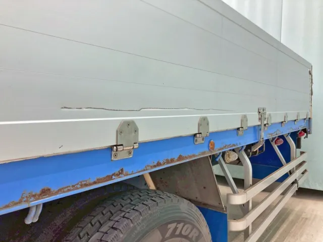 助手席側アオリ後方に引きキズがあります。|UDトラックス クオン QPG-CD5ZAの写真27