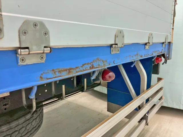 助手席側サイドレール後方にサビがあります。|UDトラックス クオン QPG-CD5ZAの写真28