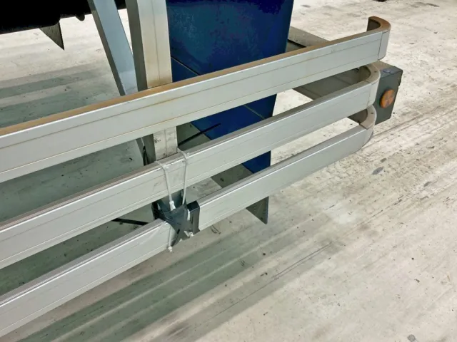 助手席側サイドバンパー後方下部に折れがあります。(テープ補強しています)|UDトラックス クオン QPG-CD5ZAの写真29