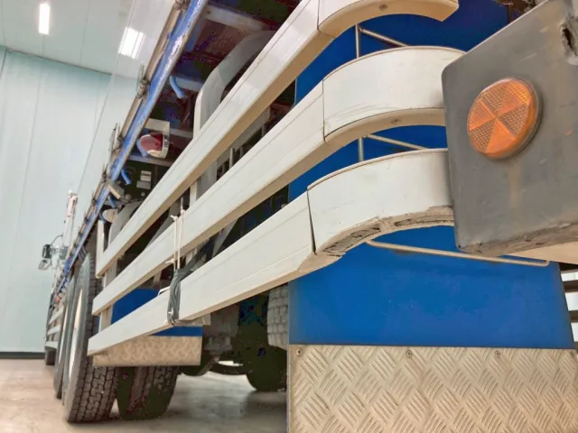 助手席側サイドバンパー後方下部に削れ箇所があります。|UDトラックス クオン QPG-CD5ZAの写真30