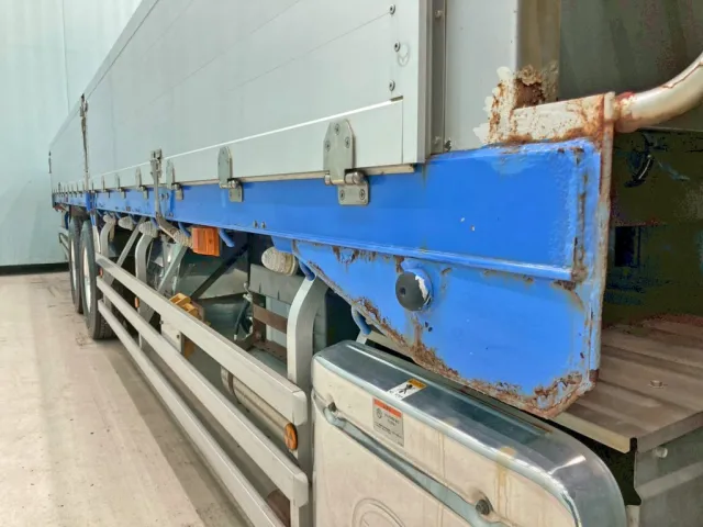 運転席側サイドレール前方にサビがあります。|UDトラックス クオン QPG-CD5ZAの写真31