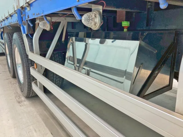 ボディー運転席側中央部にステンレス製の工具箱が付いています。|UDトラックス クオン QPG-CD5ZAの写真32