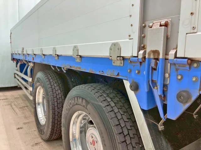 運転席側サイドレール後方にサビがあります。|UDトラックス クオン QPG-CD5ZAの写真33