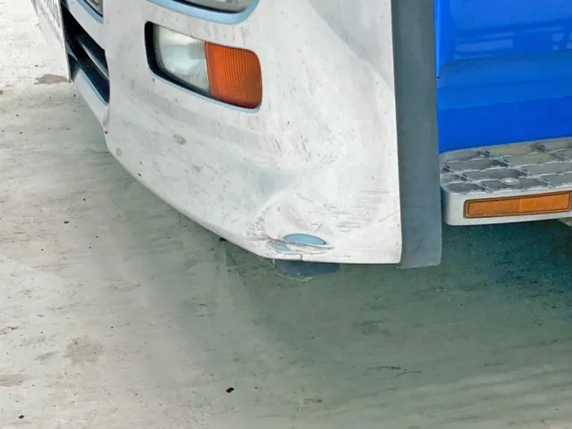 フロントバンパー助手席側にヘコミがあります。|UDトラックス クオン QPG-CD5ZAの写真35