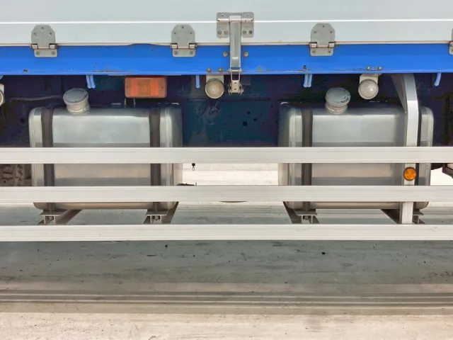 燃料タンクは200Lが2つ付いています。(アルミ製)|UDトラックス クオン QPG-CD5ZAの写真36