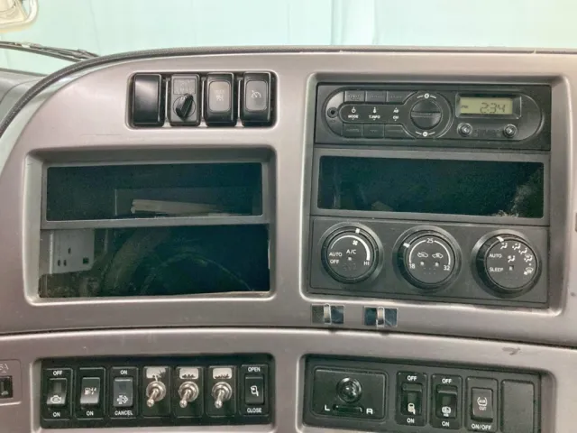 コンソールボックスが欠品しています。|UDトラックス クオン QPG-CD5ZAの写真38