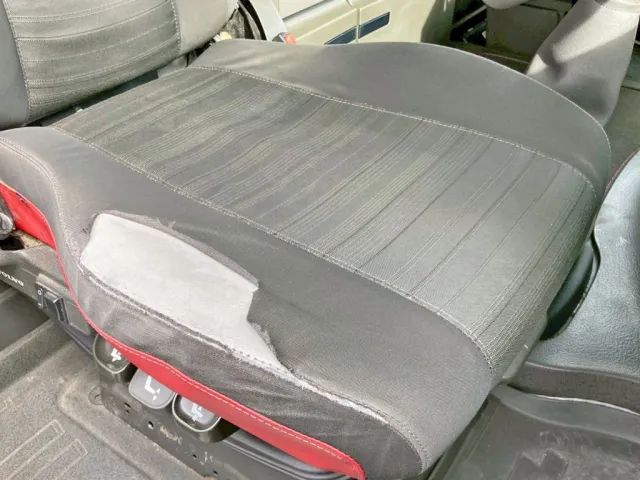 運転席座面にヘタリ・破れがあります。|ボルボ 不明の写真9