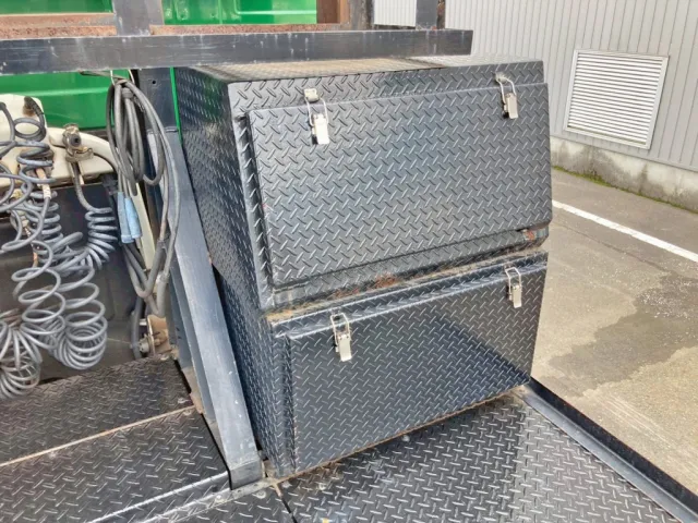 踊り場前方運転席側に工具箱が2つ付いています。|ボルボ 不明の写真18