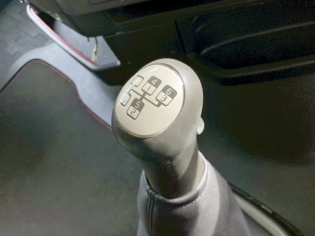 Low ⇔ High切り替えスイッチ付きのマニュアル12速です。|ボルボ 不明の写真29