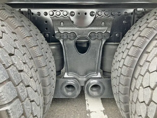 エアサスです。|日野 プロフィア 2DG-FW1AHC(8x4)の写真5