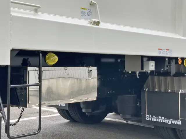 ボディー運転席側後方にステンレス製の工具箱が付いています。|日野 プロフィア 2DG-FW1AHC(8x4)の写真20