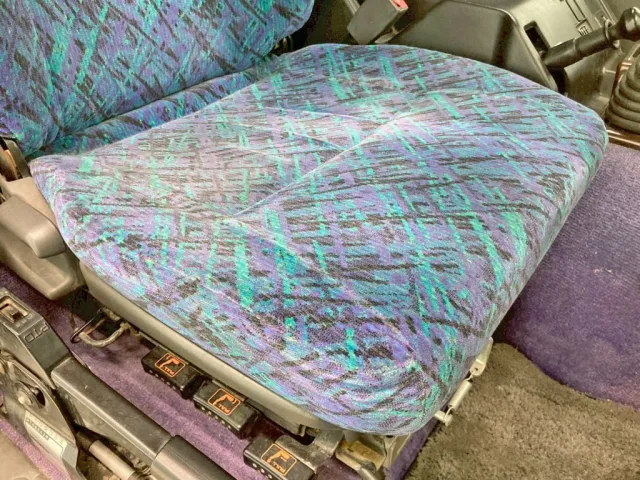 運転席座面にヘタリがあります。|いすゞ ギガ QKG-CXZ77ATの写真8