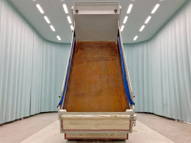 床は鉄板です。|いすゞ ギガ QKG-CXZ77ATの写真9