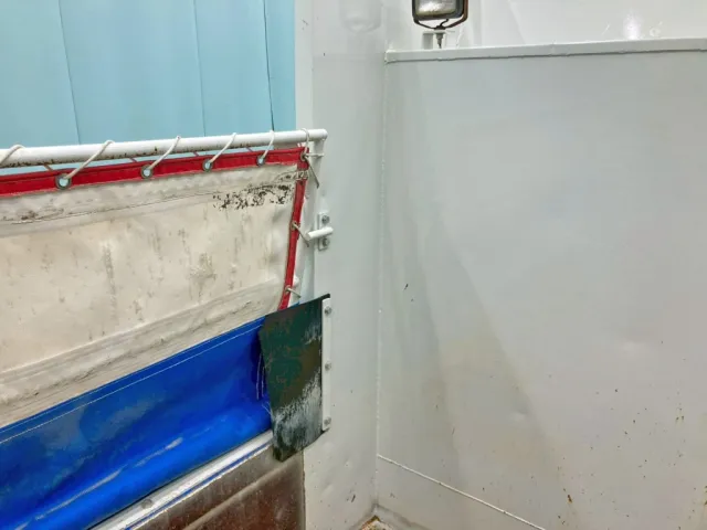 ボディー前方助手席側にコボレーンストッパーが付いています。|いすゞ ギガ QKG-CXZ77ATの写真13